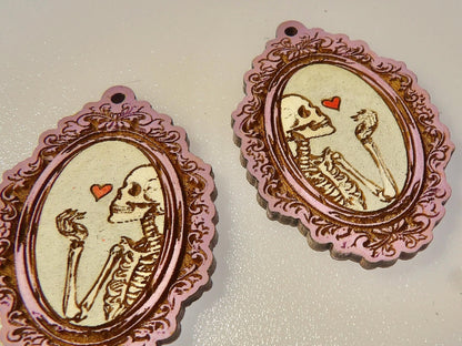 Cameo-Hängeohrring, Totenkopf-Gothic-Ohrring