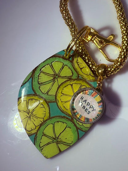 Limettenscheiben-Taschenanhänger: Acryl-Taschenaccessoire mit „Happy Vibes“-Anhänger