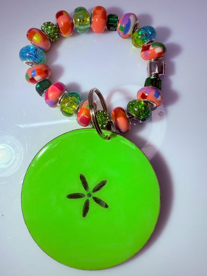 Neon-grüner Sanddollar-Schlüsselanhänger: Perlen aus Holz & Harz Strandtaschenanhänger