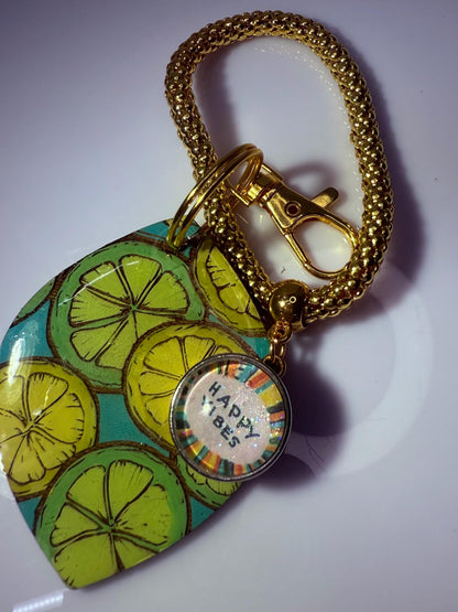 Limettenscheiben-Taschenanhänger: Acryl-Taschenaccessoire mit „Happy Vibes“-Anhänger