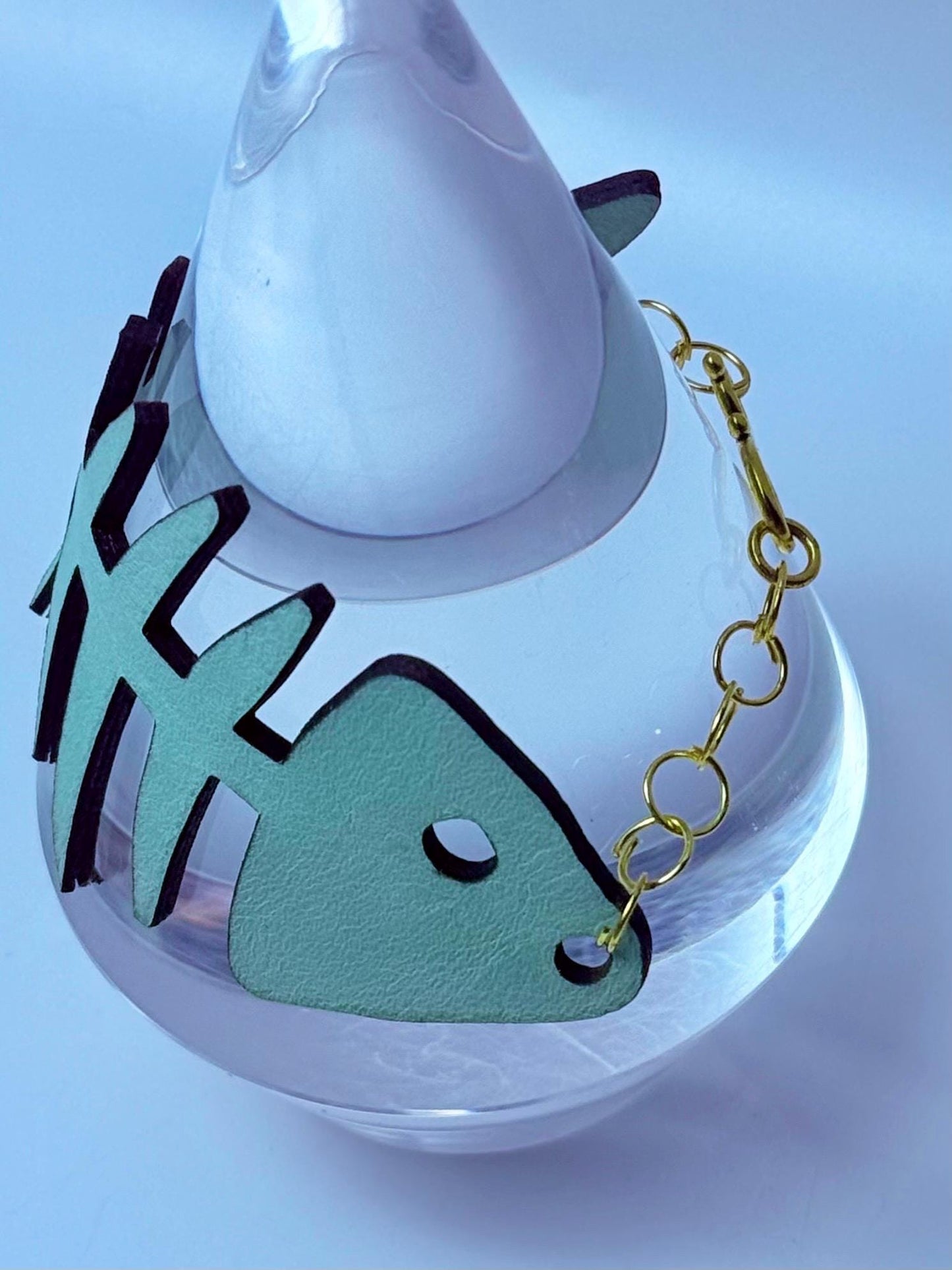 Fischgräten-Lederarmband: Handgefertigtes Skelett-Fisch-Boho-Armband