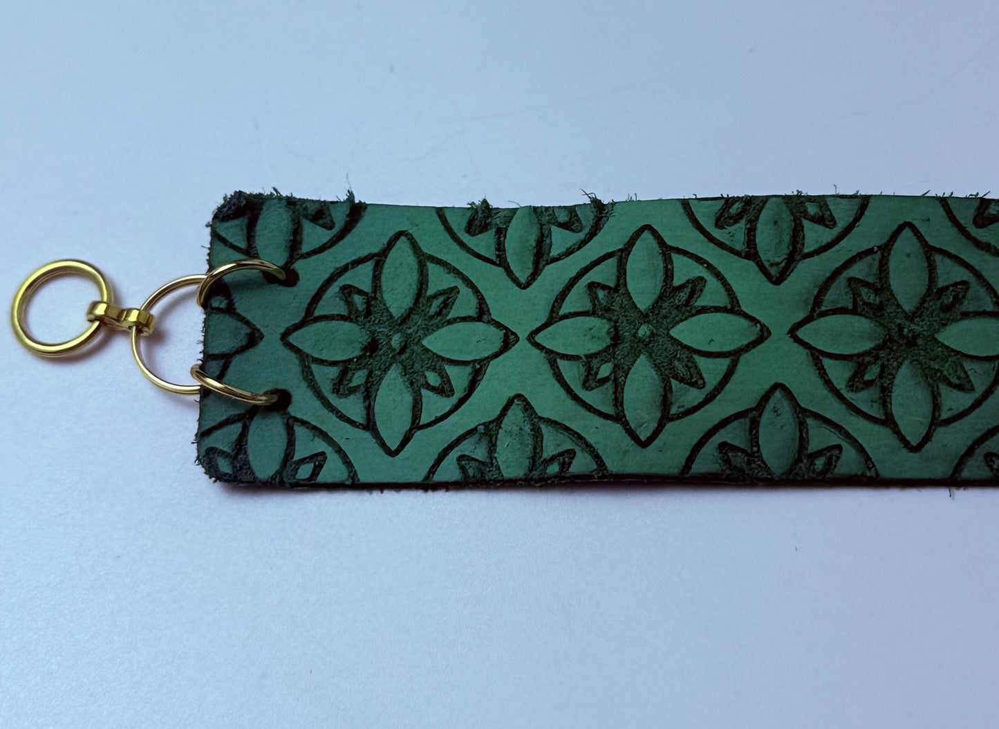 Grünes geprägtes Lederarmband: Handgemachter Boho-Gothic-Schmuck