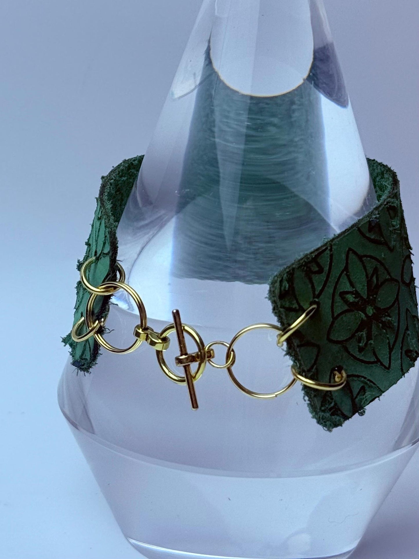 Grünes geprägtes Lederarmband: Handgemachter Boho-Gothic-Schmuck