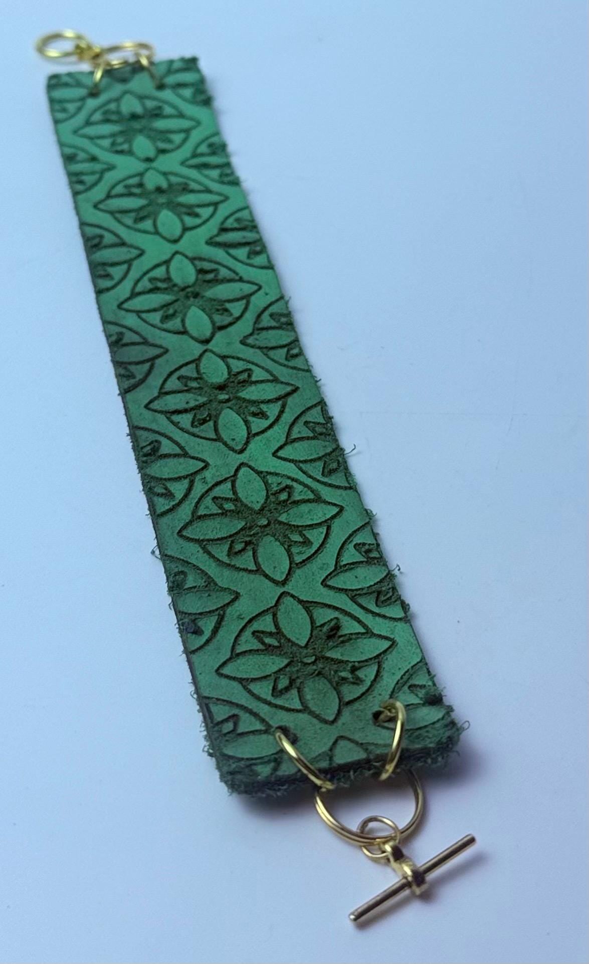 Grünes geprägtes Lederarmband: Handgemachter Boho-Gothic-Schmuck