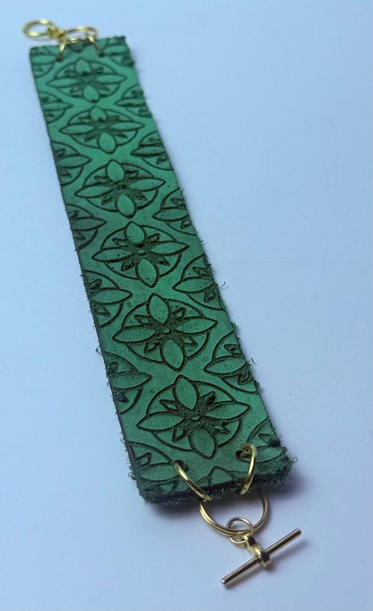 Grünes geprägtes Lederarmband: Handgemachter Boho-Gothic-Schmuck