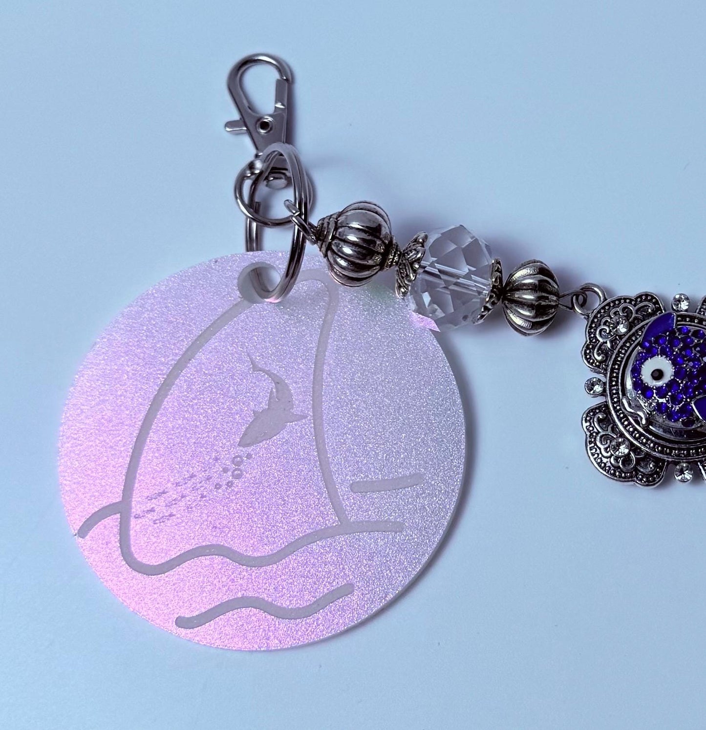 Pinkfarbener Hai-Taschenanhänger: Blauer, juwelenbesetzter Fisch-Anhänger & Goldquaste