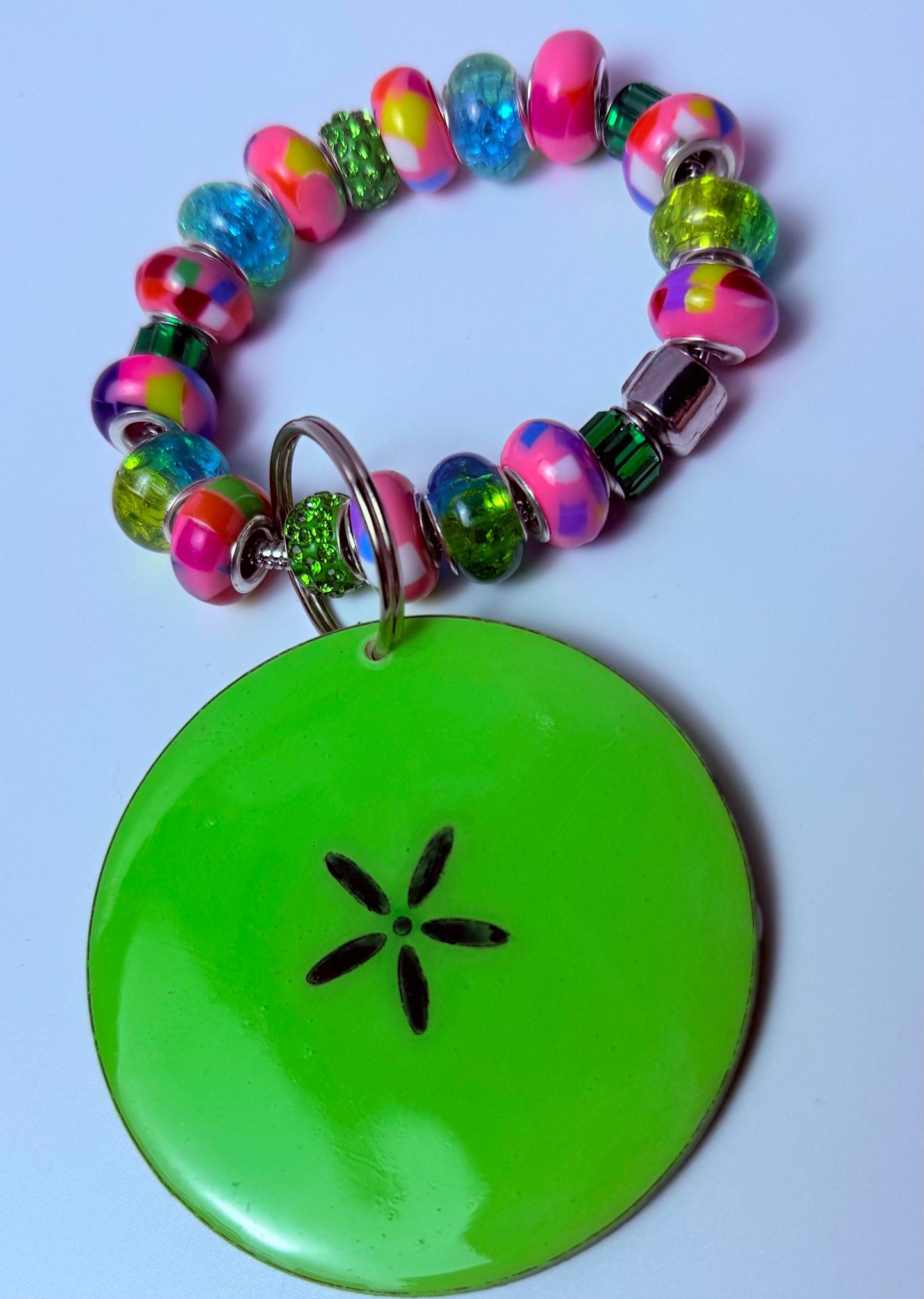 Neon-grüner Sanddollar-Schlüsselanhänger: Perlen aus Holz & Harz Strandtaschenanhänger