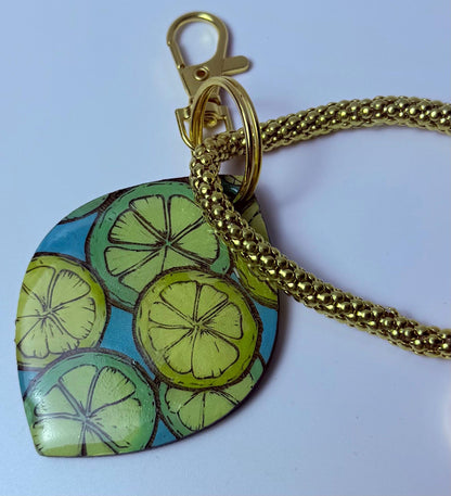 Limettenscheiben-Taschenanhänger: Acryl-Taschenaccessoire mit „Happy Vibes“-Anhänger