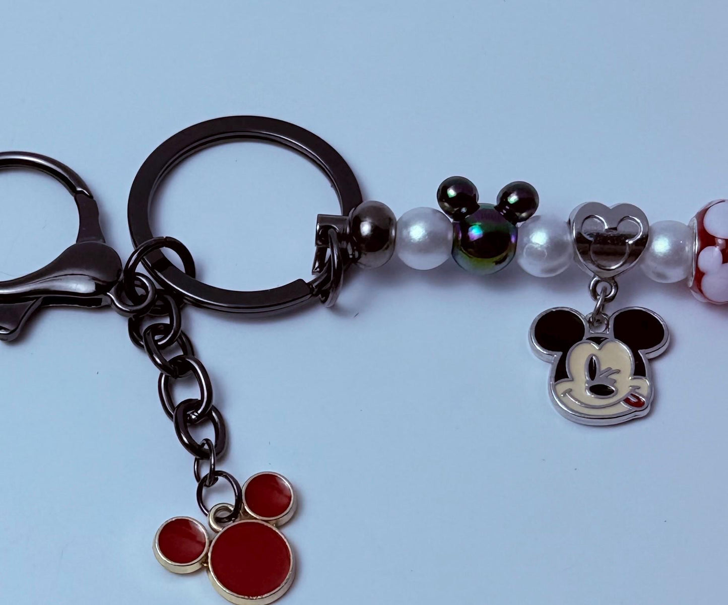 Handgemachter Mickey Mouse Taschenanhänger Perlen-Disney-Schlüsselanhänger, Perlen & Glasperlen, zwinkernder Mickey-Anhänger, rot & schwarzes Disney Taschen-Accessoire Geschenk
