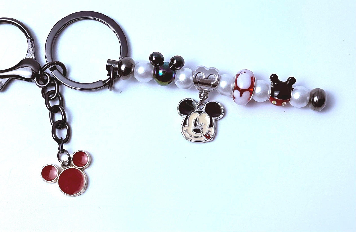 Handgemachter Mickey Mouse Taschenanhänger Perlen-Disney-Schlüsselanhänger, Perlen & Glasperlen, zwinkernder Mickey-Anhänger, rot & schwarzes Disney Taschen-Accessoire Geschenk
