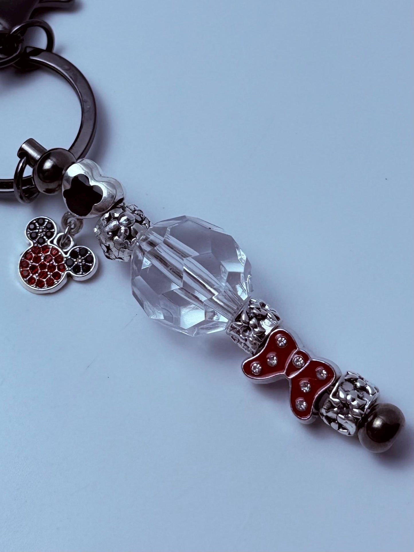 Von Disney inspirierter Taschenanhänger: Strass-Mickey, Minnie-Schleife, Kristallperle