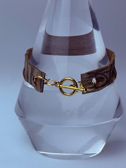 Handgefertigtes geprägtes Lederarmband: Rustikale Boho-Manschette mit goldenem Knebelverschluss