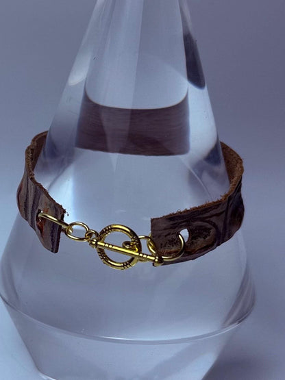 Handgefertigtes geprägtes Lederarmband: Rustikale Boho-Manschette mit goldenem Knebelverschluss