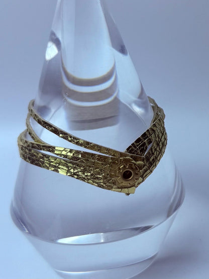Goldfarbenes geknittertes Lederarmband: Metallisches Boho-Chic-Armband