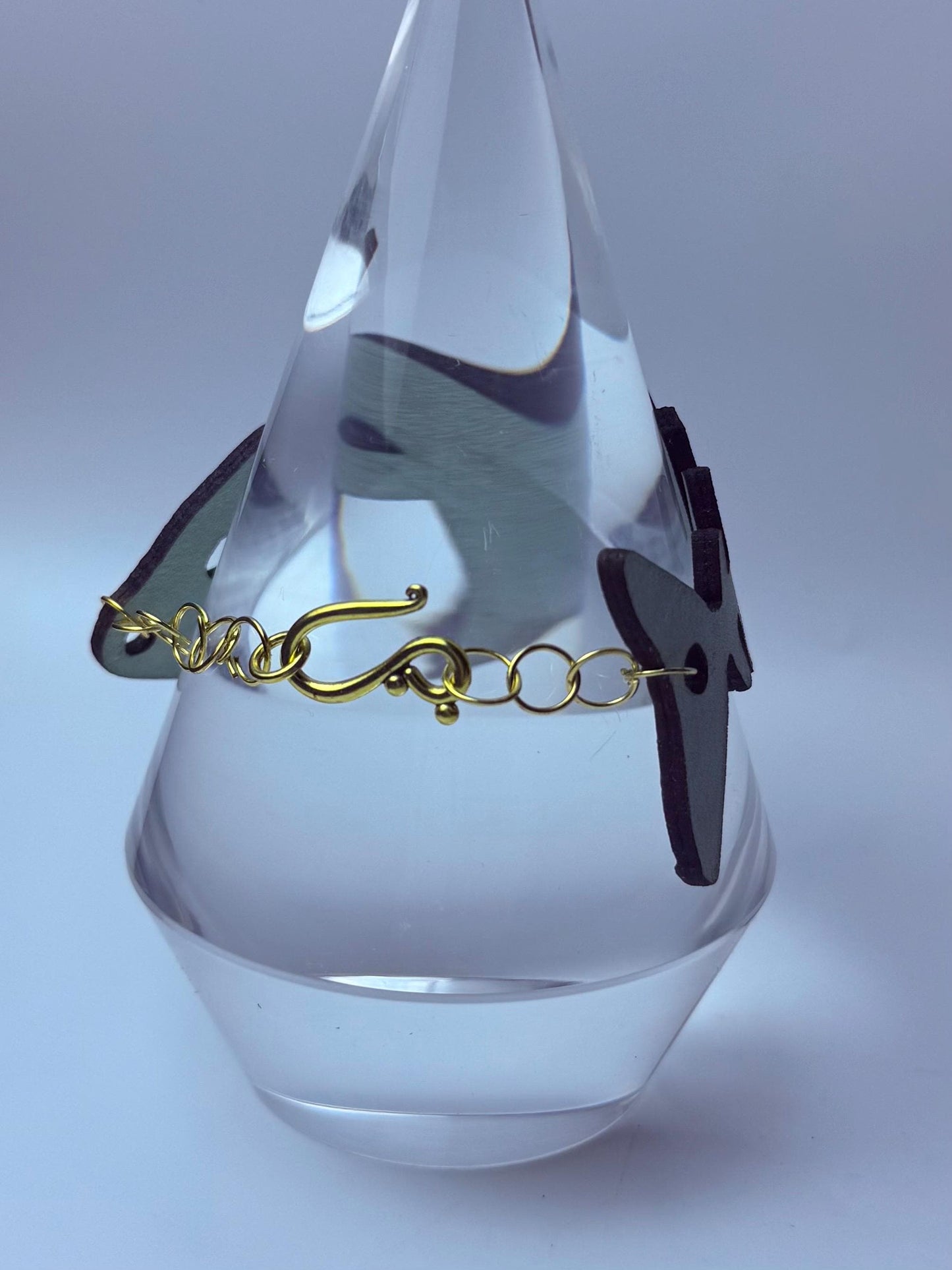 Fischgräten-Lederarmband: Handgefertigtes Skelett-Fisch-Boho-Armband