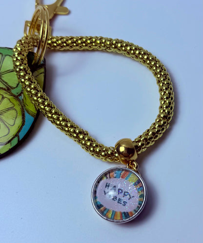 Limettenscheiben-Taschenanhänger: Acryl-Taschenaccessoire mit „Happy Vibes“-Anhänger