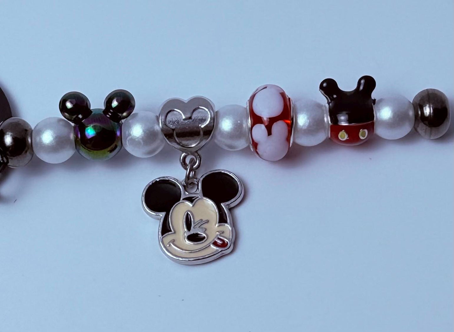 Handgemachter Mickey Mouse Taschenanhänger Perlen-Disney-Schlüsselanhänger, Perlen & Glasperlen, zwinkernder Mickey-Anhänger, rot & schwarzes Disney Taschen-Accessoire Geschenk
