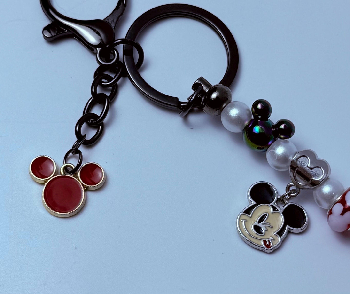 Handgemachter Mickey Mouse Taschenanhänger Perlen-Disney-Schlüsselanhänger, Perlen & Glasperlen, zwinkernder Mickey-Anhänger, rot & schwarzes Disney Taschen-Accessoire Geschenk
