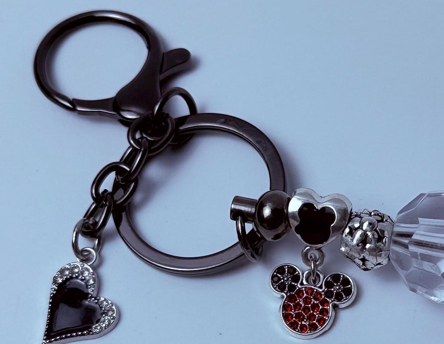 Von Disney inspirierter Taschenanhänger: Strass-Mickey, Minnie-Schleife, Kristallperle
