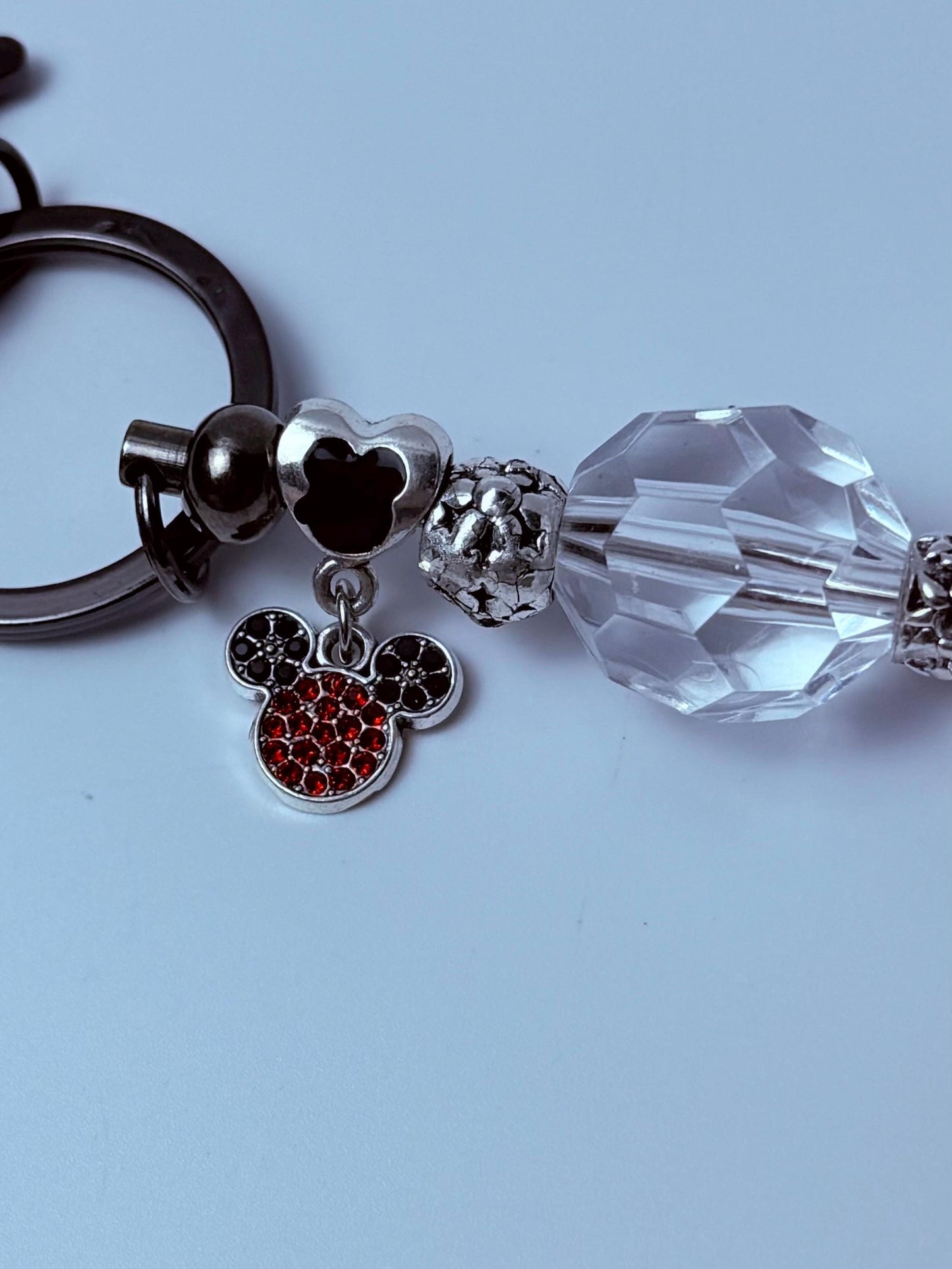 Von Disney inspirierter Taschenanhänger: Strass-Mickey, Minnie-Schleife, Kristallperle
