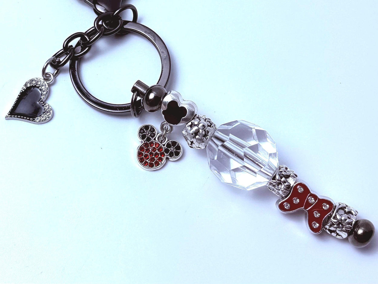 Von Disney inspirierter Taschenanhänger: Strass-Mickey, Minnie-Schleife, Kristallperle
