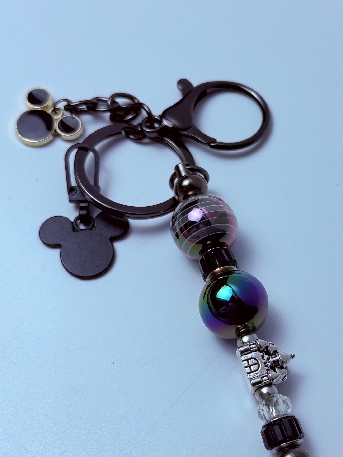 Schwarzer Micky Maus Anhänger Schlüsselanhänger, schwarze Perlenkette, mehrere Disney Charms, handgemachtes Disney Taschenaccessoire