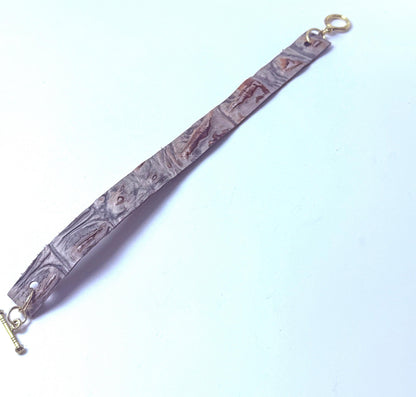 Handgefertigtes geprägtes Lederarmband: Rustikale Boho-Manschette mit goldenem Knebelverschluss