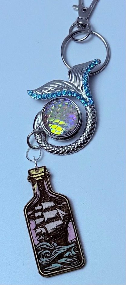 Meerjungfrau-Schwanz & Schiffsflaschen-Schlüsselanhänger: Ozean-Fantasy-Taschenanhänger