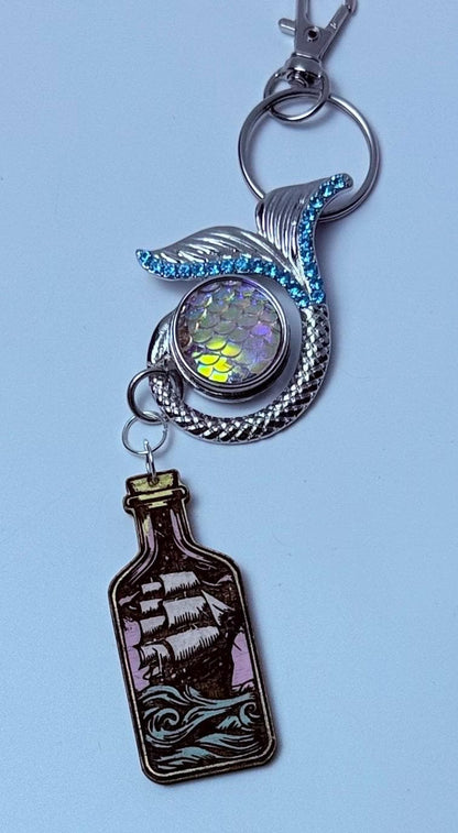Meerjungfrau-Schwanz & Schiffsflaschen-Schlüsselanhänger: Ozean-Fantasy-Taschenanhänger
