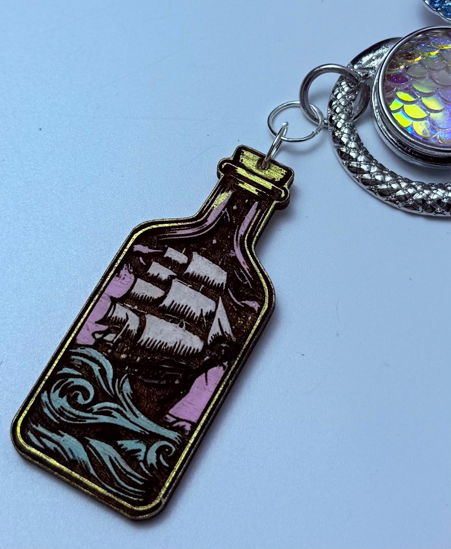 Meerjungfrau-Schwanz & Schiffsflaschen-Schlüsselanhänger: Ozean-Fantasy-Taschenanhänger