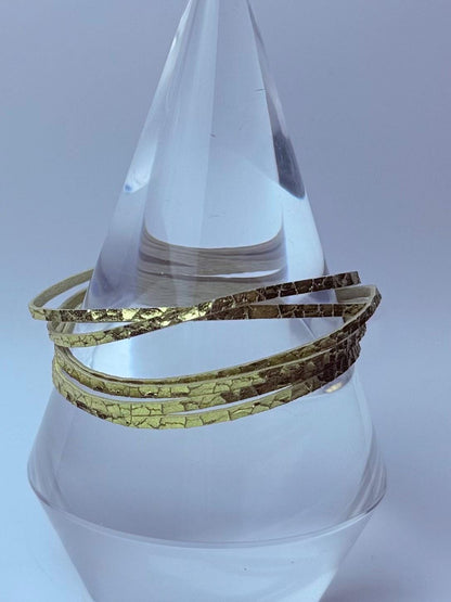 Goldfarbenes geknittertes Lederarmband: Metallisches Boho-Chic-Armband