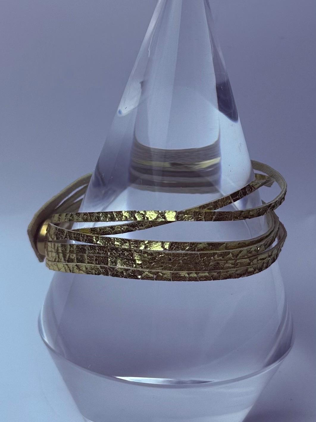 Goldfarbenes geknittertes Lederarmband: Metallisches Boho-Chic-Armband