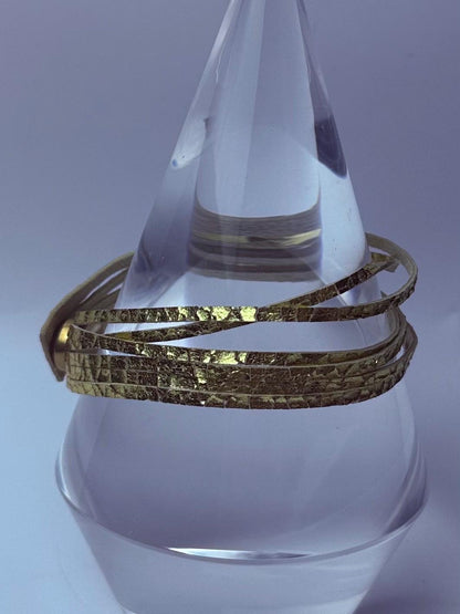 Goldfarbenes geknittertes Lederarmband: Metallisches Boho-Chic-Armband
