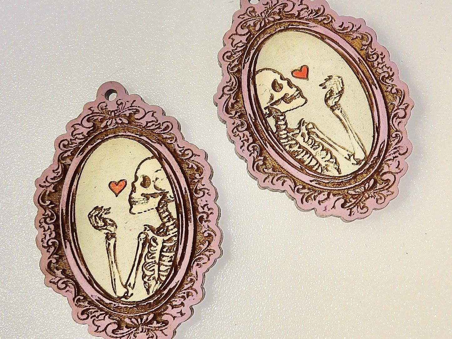 Cameo-Hängeohrring, Totenkopf-Gothic-Ohrring
